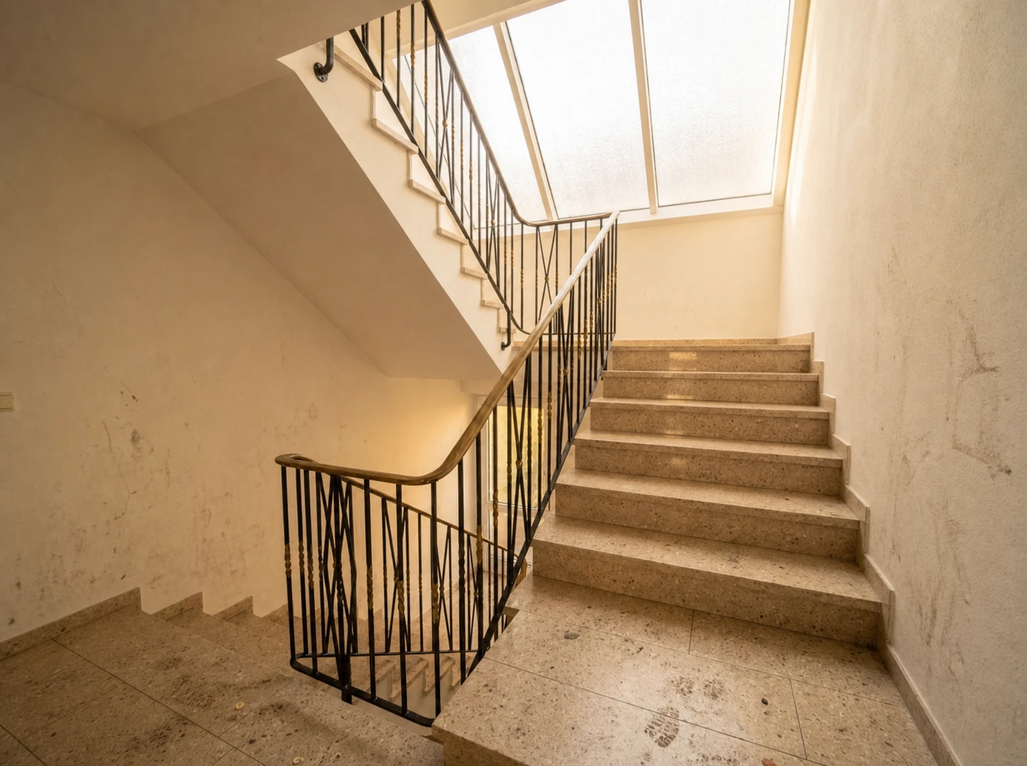 Treppenhaus, Wohnanlage vorher